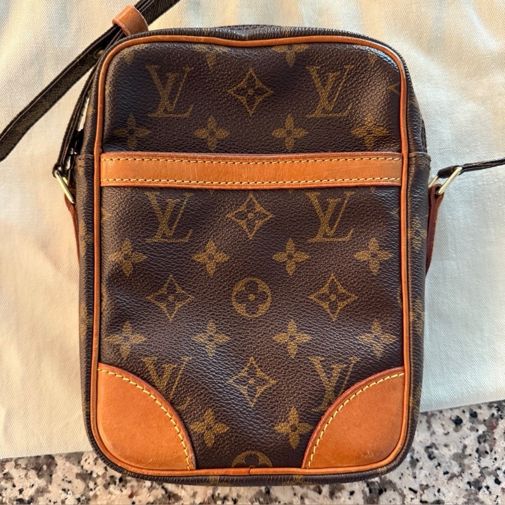 Louis Vuitton Monogram Danube 21 - Picture 2 of 15